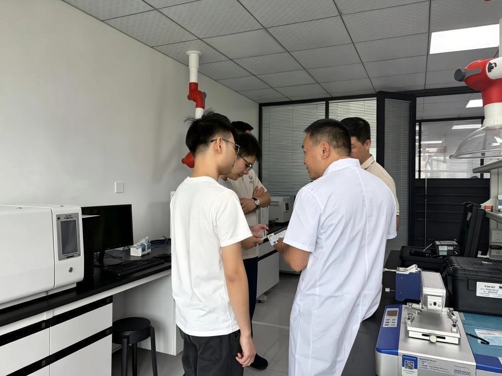 华为团队与英国beat365官方网站入口涂料技术团队就变压器与散热器防腐涂料进行技术交流